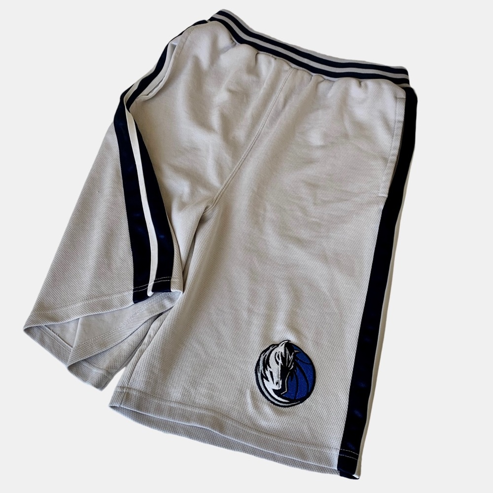 NBA Dallas Mavericks men’s shorts size small, light gray and blue.